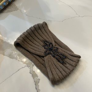 Woman’s headband accessory